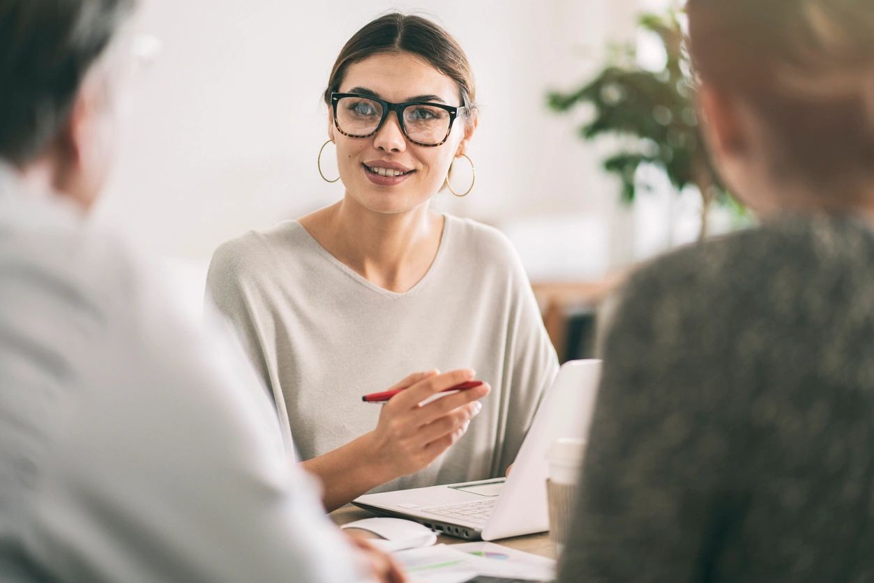 HR consultant discussing employee absenteeism management with a business owner